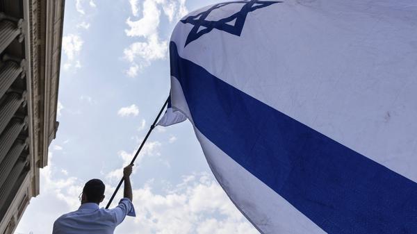 Ein Mann schwenkt eine Israel-Flagge
