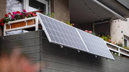 Auch für Balkonkraftwerke aus Solarpaneelen gibt es jetzt Geld von der Stadt. Potsdam fördert die Anschaffung mit maximal 1200 Euro je Objekt. 
