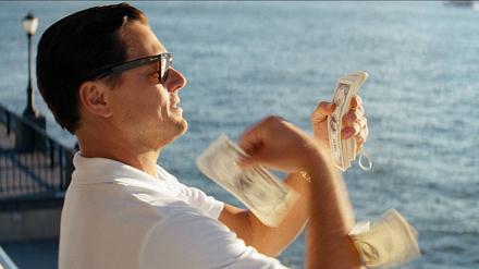 Im Film „Wolf of Wall Street“ wirft die Hauptfigur Jordan Belfort, gespielt von Leonardo Dicaprio, buchstäblich mit Geld um sich.
