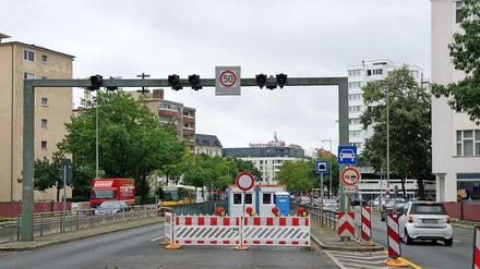 Alles nicht so schlimm. So sah die Verkehrslage am Mittwochvormittag neben dem gesperrten Tunnel unter dem Adenauerplatz aus. 