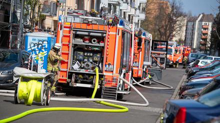 Feuerwehrautos stehen in einer Straße in Friedrichshain, in der es in einem Wohnhaus gebrannt hat.