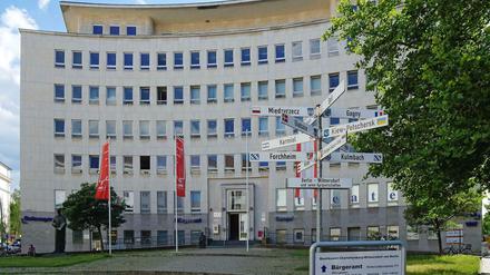 Das Dienstgebäude am Hohenzollerndamm in Wilmersdorf ist als Bürgeramt bekannt. Hier residiert auch das Bauamt.