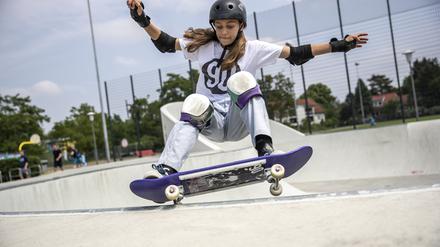 Die Deutsche Meisterin in Skateboarden, Lilly Stoephasius, trainiert in einem Skatepark in Lichterfelde.  