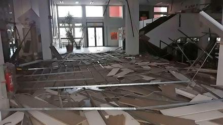 Die Trümmer der Zwischendecke im Foyer der Schule.