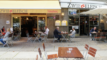 Außenansicht der Kneipe Zwiebelfisch mit Schankvorgarten am Savignyplatz in Berlin-Charlottenburg.