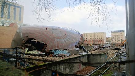 Reste eines Öltanks auf dem künftigen Baugelände neben dem Heizkraftwerk Charlottenburg und der Spree.