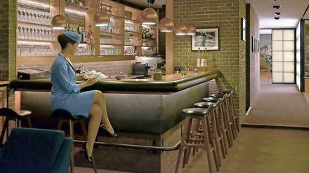 Retro-Chic: In der Pan Am Lounge servieren die Bardamen in den alten Stewardess-Uniformen.