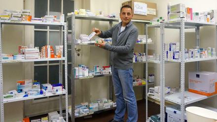 Thomas de Vachroi, Leiter der Notunterkunft im früheren Rathaus Wilmersdorf, freut sich über viele gespendete Medikamente.