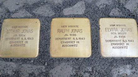 Eine ausgelöschte Familie. Diese drei Stolpersteine erinnern seit Donnerstag in Wilmersdorf an Lothar, Ralph und Elvira Jonas.
