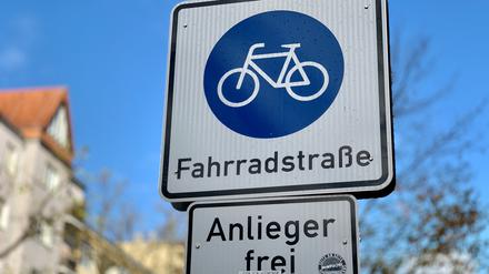 Aus der Herrfurthstraße in Neukölln soll künftig eine Fahrradstraße werden, die nur noch in eine Richtung für Anlieger:innen mit dem Auto befahrbar ist.