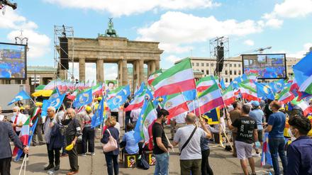 Exil-Iraner vor dem Brandenburger Tor in Berlin.