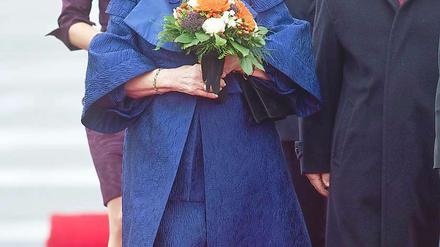 Am Morgen des 12. April: Königin Beatrix kommt zum viertägigen Staatsbesuch am Flughafen Tegel an.