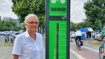 Fahrrad Nummer 47 rollt an Verkehrssenatorin Regine Günther (Grüne) vorbei. An der Straße des 17. Juni werden Radfahrer jetzt gezählt