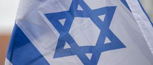 Eine Flagge von Israel weht auf einer Solidaritätskundgebung nach dem Großangriff von Hamas auf Israel. +++ dpa-Bildfunk +++