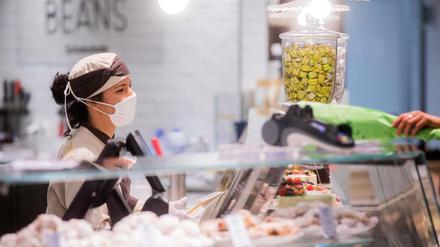 Beschäftigte in Supermärkten sind dauerhaft einem Ansteckungsrisiko ausgesetzt.
