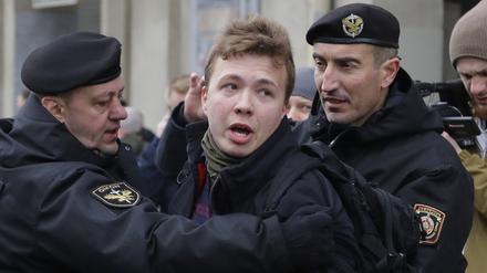 Roman Protassewitsch, hier bei einer Demonstration im März 2017. Belarussische Behörden haben nach Berichten von Staatsmedien ein Flugzeug auf dem Weg von Athen nach Vilnius zur Landung gebracht, um ihn festzunehmen. Foto: Sergei Grits/AP/dpa