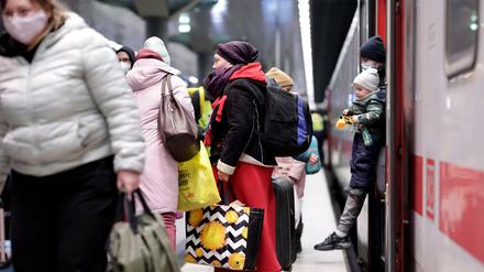 Geflüchtete aus der Ukraine steigen am Berliner Hauptbahnhof aus dem Zug.