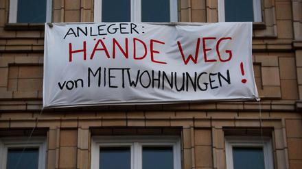 Protesttransparente an den Fassaden einiger Häuser in der Berliner Karl-Marx-Alllee.