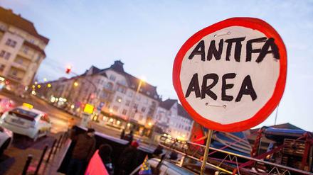 Wenn die Neonazis kommen, ist die Antifa nicht weit. Wie zum Beispiel hier am 18. Januar in Berlin-Schöneweide. Aber müssen wir uns deshalb gleich bei den Linksradikalen bedanken?