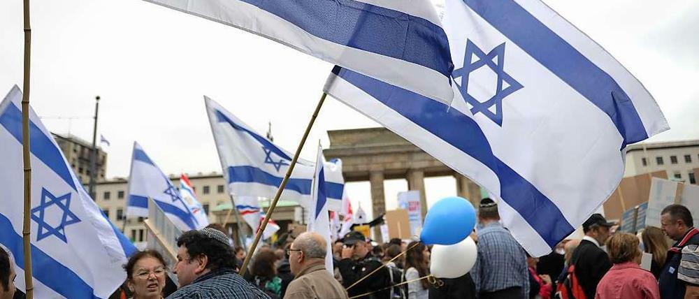 Teilnehmer der Kundgebung "Steh auf! Nie wieder Judenhass!" des Zentralrats der Juden am 14.09.2014 vor dem Brandenburger Tor.