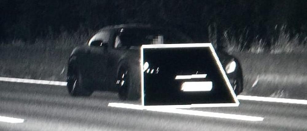 Das Blitzerbild der Polizei zeigt den Sportwagen bei 183 km/h auf der Stadtautobahn.