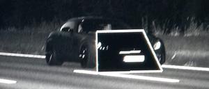 Das Blitzerbild der Polizei zeigt den Sportwagen bei 183 km/h auf der Stadtautobahn.