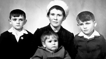 Irma Baisel (1939-2018) mit drei Söhnen, Mitte der 60er Jahre.