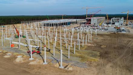 Die Baustelle der Tesla Gigafactory in Grünheide. Die ersten Rohbauten sind fertig. 