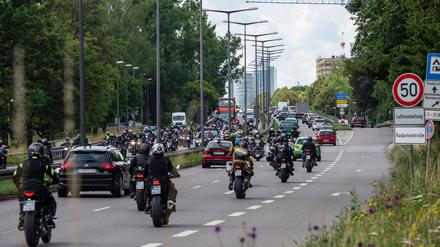 Biker demonstrieren in ganz Deutschland gegen Fahrverbote an Sonn- und Feiertagen. 