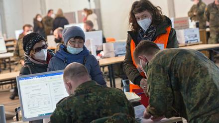 Ukrainische Kriegsgeflüchtete werden von Bundeswehrsoldaten in Tegel registriert.