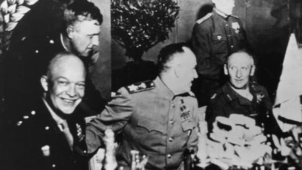 US-General Dwight D. Eisenhower, der sowjetische Marschall Georgi Schukow und sein britischer Kollege Bernard Montgomery im Gasthaus Wendenschloß (v.l.)