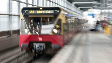 Jetzt aber schnell: Ein Zug der Berliner S-Bahn im Bahnhof Südkreuz.