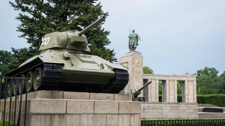 Das sowjetische Ehrenmal an der Straße des 17. Juni in Tiergarten. Es wird an beiden Seiten von zwei Panzern flankiert.