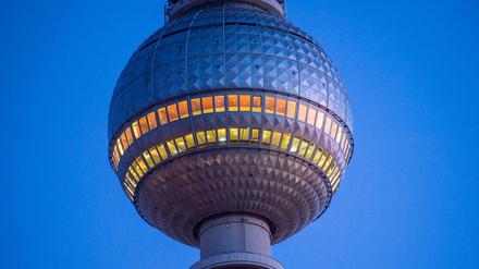 Unter dem Berliner Fernsehturm ist wegen drohenden Eisabbrüchen ein größerer Bereich gesperrt worden.