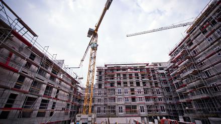 In Berlin entstehen viele neue Wohnungen. Trotzdem gibt es noch immer mehr Nachfrage als Wohnraum.