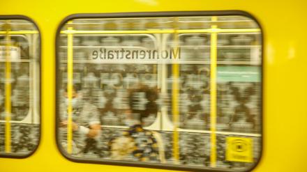 In einem Fenster einer U-Bahn wird das Schild der Mohrenstraße Reflektiert, in der gleichnamigen U-Bahnhaltestelle an der U2. (Archivbild)