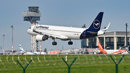 Ein Passagierflugzeug der Lufthansa ist im Landeanflug auf die Südbahn am Hauptstadtflughafen BER.