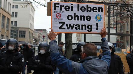 In Berlin und mehreren anderen Städten demonstrierten sogenannte Querdenker gegen die Corona-Maßnahmen.