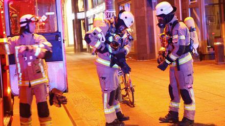 Die Berliner Feuerwehr und die Gewerkschaft der Polizei sprechen von einer neuen Dimension der Gewalt gegenüber Einsatzkräften in der Silvesternacht. 