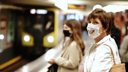 Immer weniger Fahrgäste sollen sich an die Maskenpflicht in Bus und Bahn halten.