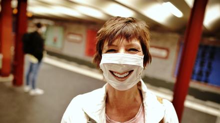 Lächeln bitte. Am U-Bahnhof Alexanderplatz zeigt diese Passantin mit Mund-Nasenschutz Zähnchen. 