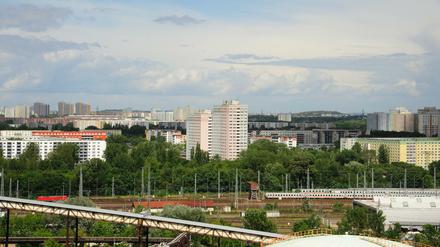 Das Zementwerk Berlin an der Rummbelsburger Bucht, Vom Dach des Betonsilos hat man einen Rundum-Blick auf die Skyline von Berlin wie z.B. auf die Plattenbauten in Lichtenberg. 