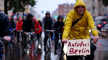 Bei jedem Wetter freie Fahrt: eine Demonstration für eine autofreie Berliner Innenstadt.