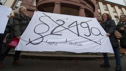 Demonstrantinnen fordern im November 2017 vor dem Amtsgericht Gießen die Abschaffung des Paragrafen 219a.