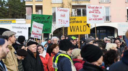 Menschen demonstrieren in Erkner gegen die Ansiedlung des US-amerikanischen Elektroautobauers Tesla in Grünheide.