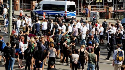 Die Neonazi-Demonstration zieht anlässlich des 31. Todestages von Rudolf Heß am 18. August 2018 an Gegendemonstranten vorbei. 