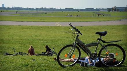 Das Tempelhofer Feld ist einer der wenigen Grünanlagen, wo Fahrradfahren erlaubt ist.