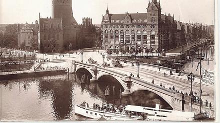 Die Waisenbrücke und das Märkische Museum im Jahr 1908.