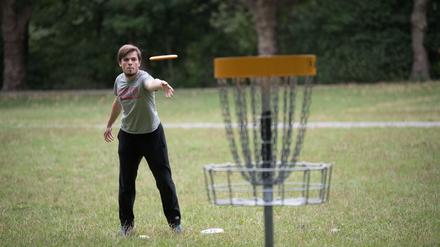 Henri Wolff (23) beim Discgolf. Henri Wolff (23) beim Discgolf. Sonst spielt er Ultimate-Frisbee.