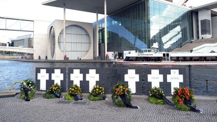 Darf man die Mauertoten - hier die Gedenkkreuze am Reichstag - gegen die Opfer an den EU-Außengrenzen aufwiegen? Das wird derzeit in Berlin diskutiert.